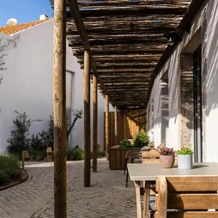 Apartment Charming Design House In With Garden - 45 Montijo