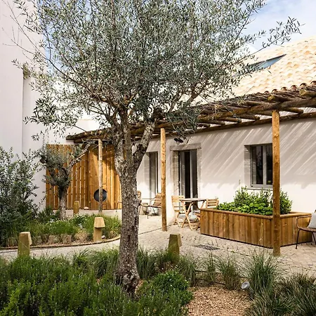 Charming Design House In With Garden - 45 * Montijo